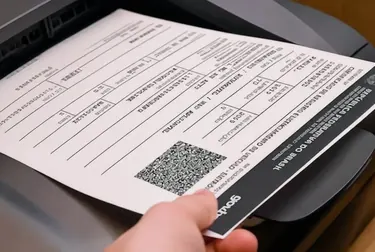 Profissional realizando impressão de CRLV-e em ambiente de trabalho.